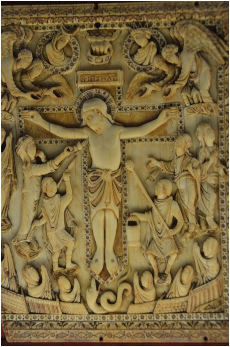 Рис. 1. Распятие Экклесия и Синагога, 900 г., Барджелло, Флоренция, Италия